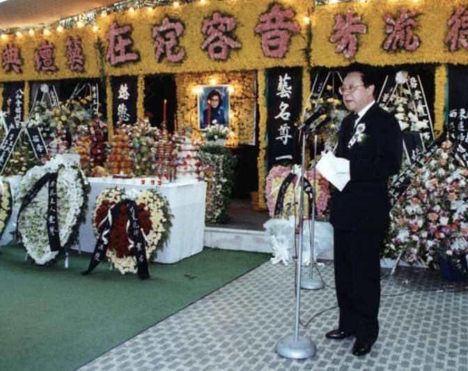 上世紀九十年代，周潤發、成龍、梁朝偉攜多位「知名影星」共同扶靈留下一張珍貴影片：逝者身份「非同一般」