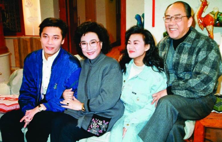 上世紀九十年代，周潤發、成龍、梁朝偉攜多位「知名影星」共同扶靈留下一張珍貴影片：逝者身份「非同一般」