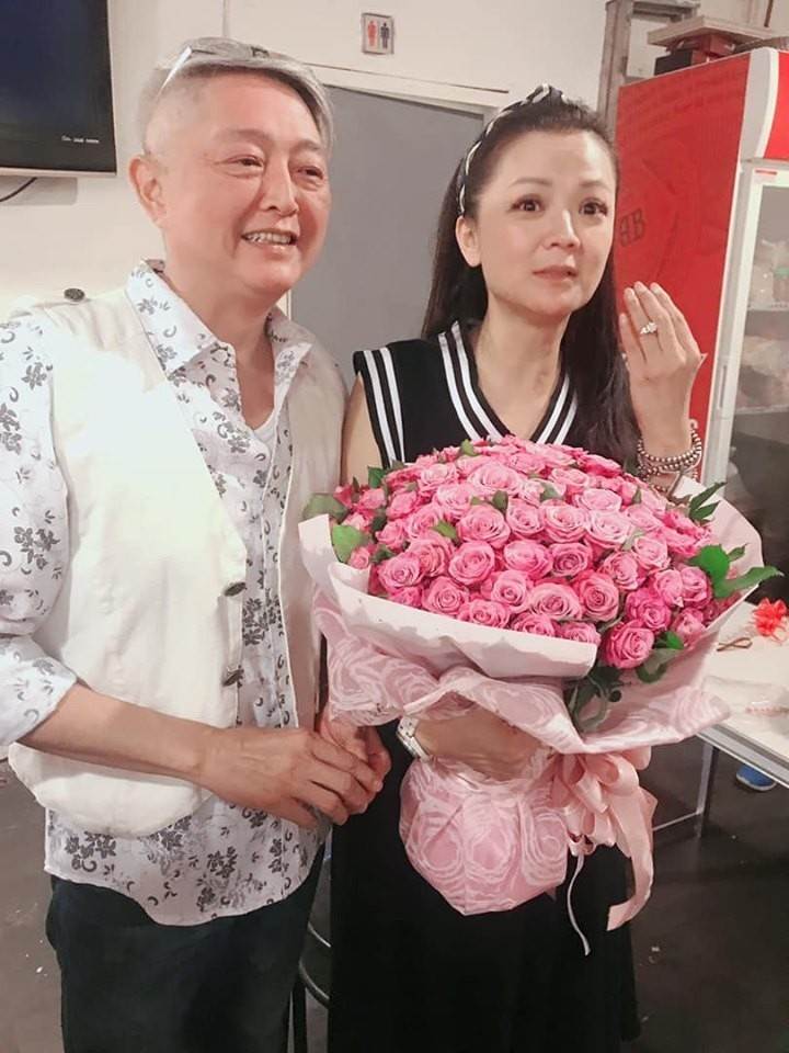遭前妻拋棄！本土劇男星「半百再婚」曬甜蜜婚紗照「現任是她」嗨翻全網