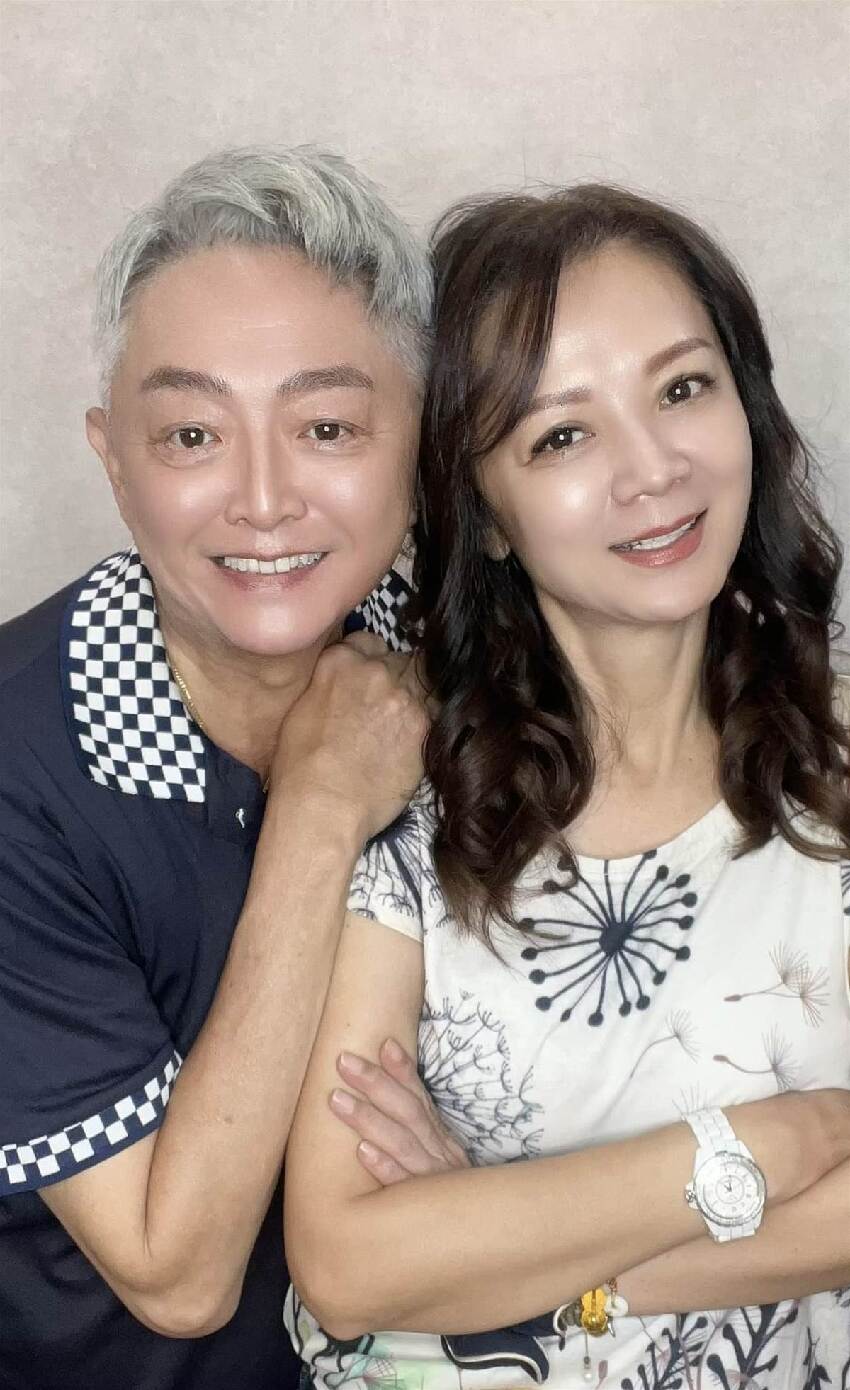 遭前妻拋棄！本土劇男星「半百再婚」曬甜蜜婚紗照「現任是她」嗨翻全網
